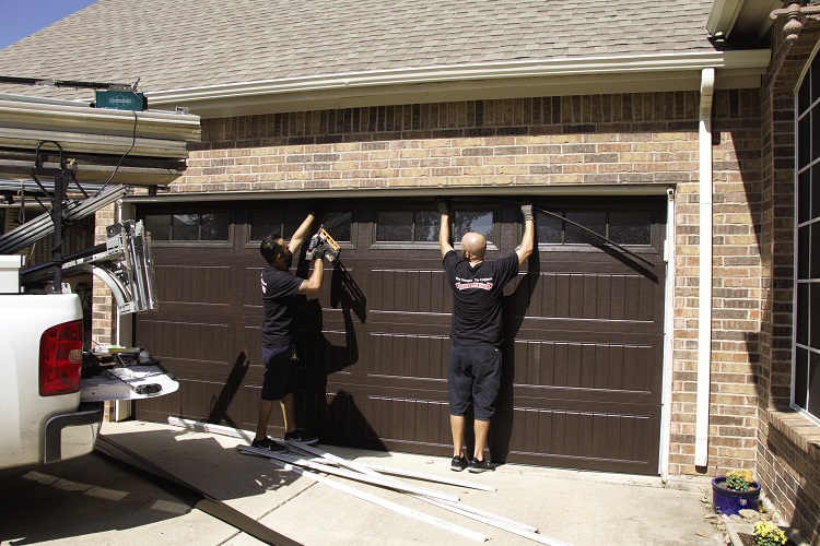 The Common Garage Door Problems and Need To Contact Expert Garage Door Repairmen